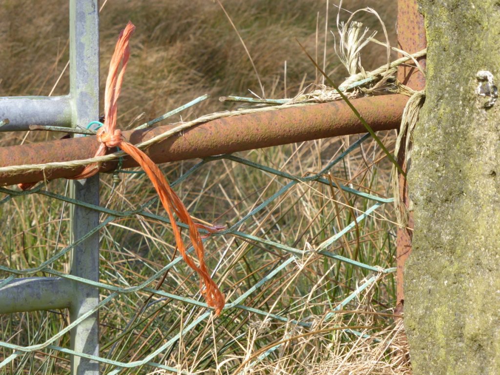string gate fastening detail